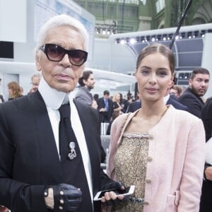 Karl Lagerfeld et Marie-Ange Casta - Backstage lors du défilé de mode "Chanel", collection prêt-à-porter printemps-été 2016, au Grand Palais à Paris. Le 6 Octobre 2015  Backstage during Chanel fashion show Spring/Summer ready-to-wear 2016 at at the Grand Palais in Paris. On October 6 201506/10/2015 - Paris