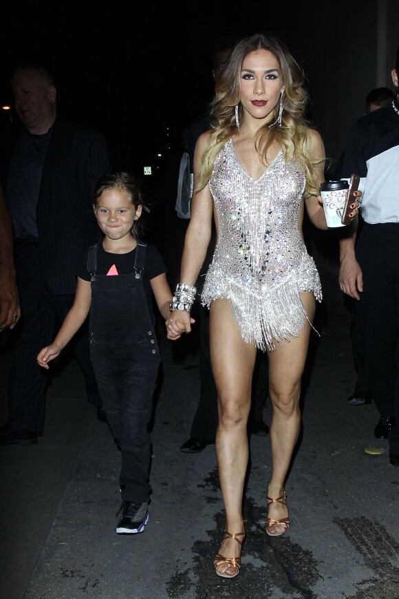 Allison Holker et sa fille en route pour une flash mob Dancing With The Stars à Hollywood. Le 10 septembre 2015