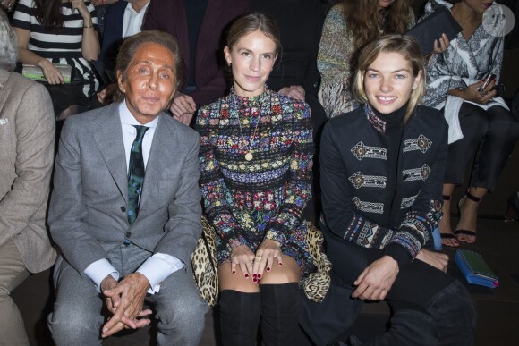 Valentino Garavani, Eugénie Niarchos et Jessica Hart assistent au défilé Valentino (collection prêt-à-porter printemps-été 2016) à l'Espace Ephémère du jardin des Tuileries. Paris, le 6 octobre 2015.