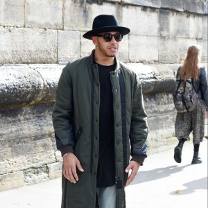 Le pilote de F1 Lewis Hamilton arrive au jardin des Tuileries pour assister au défilé Valentino. Paris le 6 octobre 2015.