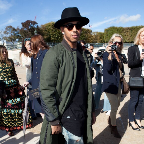 Le pilote de F1 Lewis Hamilton arrive au jardin des Tuileries pour assister au défilé Valentino. Paris le 6 octobre 2015.