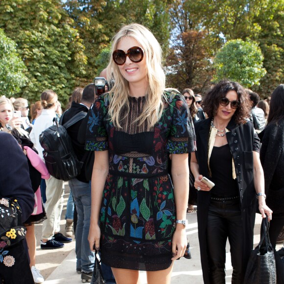 Maria Sharapova arrive au jardin des Tuileries pour assister au défilé Valentino (collection prêt-à-porter printemps-été 2016). Paris le 6 octobre 2015.