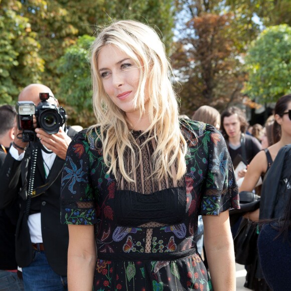 Maria Sharapova arrive au jardin des Tuileries pour assister au défilé Valentino (collection prêt-à-porter printemps-été 2016). Paris le 6 octobre 2015.