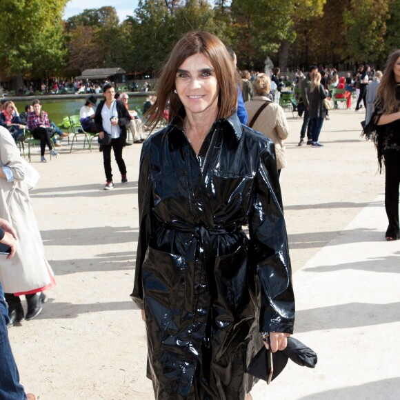 Carine Roitfeld arrive au jardin des Tuileries pour assister au défilé Valentino (collection prêt-à-porter printemps-été 2016). Paris le 6 octobre 2015.