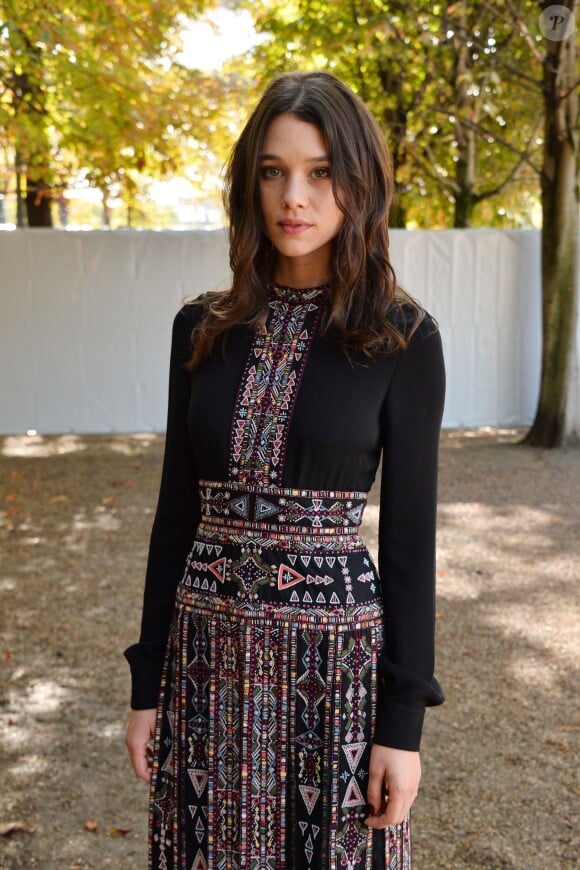 Astrid Bergès-Frisbey arrive au jardin des Tuileries pour assister au défilé Valentino (collection prêt-à-porter printemps-été 2016). Paris le 6 octobre 2015.