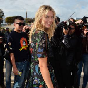 Maria Sharapova arrive au jardin des Tuileries pour assister au défilé Valentino (collection prêt-à-porter printemps-été 2016). Paris le 6 octobre 2015.