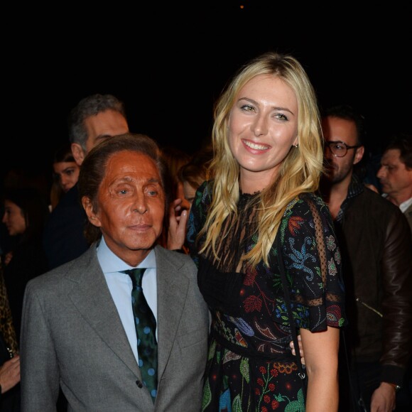 Valentino Garavani et Maria Sharapova assistent au défilé Valentino (collection prêt-à-porter printemps-été 2016) à l'Espace Ephémère, au jardin des Tuileries. Paris le 6 octobre 2015.