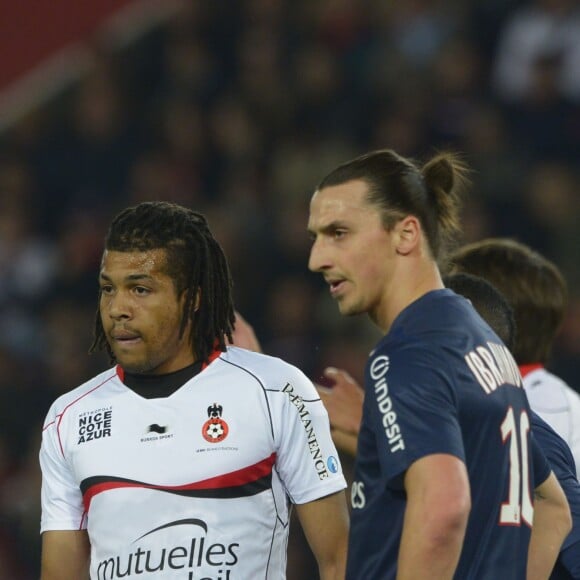 Zlatan Ibrahimovic et Kevin Anin lors de la rencontre entre le PSG et Nice au Parc des Princes à Paris, le 21 avril 2013