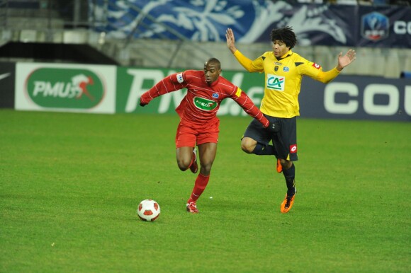 Youssouf Touré et Kevin Anin au duel lors du match entre le FC Sochaux et le Paris FC au stade Bonal de Sochaux, le 21 janvier 2011