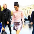 Kendall Jenner arrive à la galerie sud-est du Grand Palais pour assister au défilé Shiatzy Chen (collection prêt-à-porter printemps-été 2016). Paris, le 6 octobre 2015.