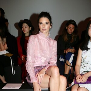 Kendall Jenner assiste au défilé Shiatzy Chen (collection prêt-à-porter printemps-été 2016) à la galerie sud-est du Grand Palais. Paris, le 6 octobre 2015.