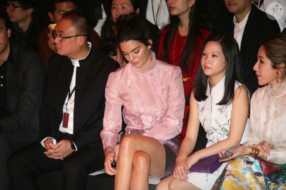 Kendall Jenner assiste au défilé Shiatzy Chen (collection prêt-à-porter printemps-été 2016) à la galerie sud-est du Grand Palais. Paris, le 6 octobre 2015.