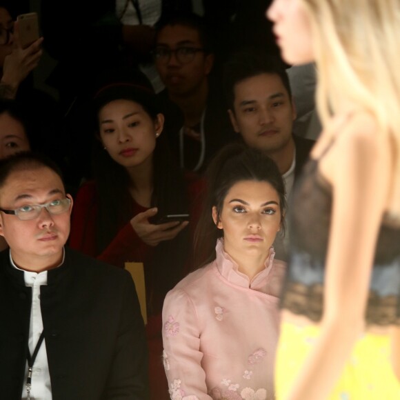 Kendall Jenner assiste au défilé Shiatzy Chen (collection prêt-à-porter printemps-été 2016) à la galerie sud-est du Grand Palais. Paris, le 6 octobre 2015.