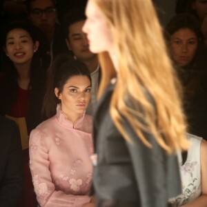 Kendall Jenner assiste au défilé Shiatzy Chen (collection prêt-à-porter printemps-été 2016) à la galerie sud-est du Grand Palais. Paris, le 6 octobre 2015.