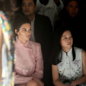 Kendall Jenner assiste au défilé Shiatzy Chen (collection prêt-à-porter printemps-été 2016) à la galerie sud-est du Grand Palais. Paris, le 6 octobre 2015.