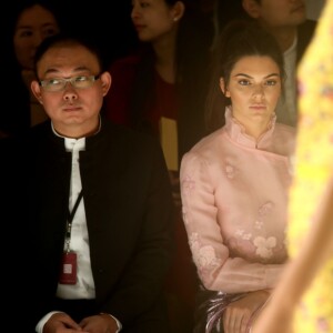 Kendall Jenner assiste au défilé Shiatzy Chen (collection prêt-à-porter printemps-été 2016) à la galerie sud-est du Grand Palais. Paris, le 6 octobre 2015.