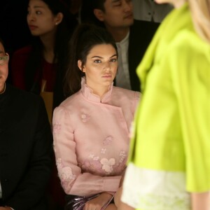 Kendall Jenner, spectatrice star du défilé Shiatzy Chen (collection prêt-à-porter printemps-été 2016) à la galerie sud-est du Grand Palais. Paris, le 6 octobre 2015.