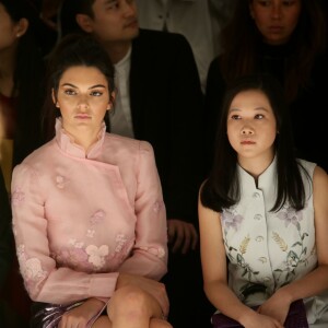 Kendall Jenner assiste au défilé Shiatzy Chen (collection prêt-à-porter printemps-été 2016) à la galerie sud-est du Grand Palais. Paris, le 6 octobre 2015.