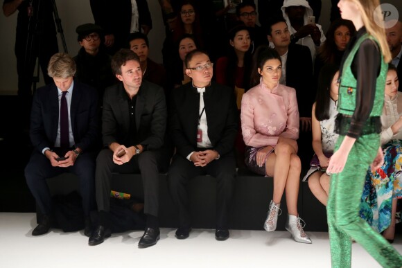 Kendall Jenner assiste au défilé Shiatzy Chen (collection prêt-à-porter printemps-été 2016) à la galerie sud-est du Grand Palais. Paris, le 6 octobre 2015.
