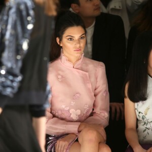 Kendall Jenner assiste au défilé Shiatzy Chen (collection prêt-à-porter printemps-été 2016) à la galerie sud-est du Grand Palais. Paris, le 6 octobre 2015.