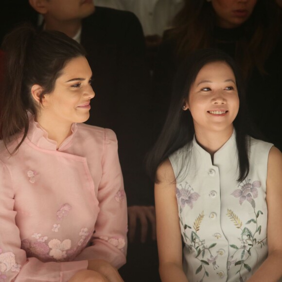 Kendall Jenner assiste au défilé Shiatzy Chen (collection prêt-à-porter printemps-été 2016) à la galerie sud-est du Grand Palais. Paris, le 6 octobre 2015.