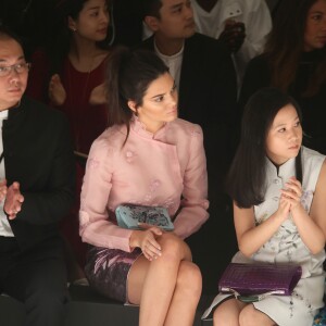 Kendall Jenner assiste au défilé Shiatzy Chen (collection prêt-à-porter printemps-été 2016) à la galerie sud-est du Grand Palais. Paris, le 6 octobre 2015.