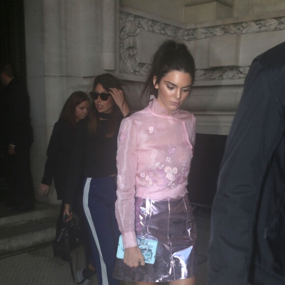 Kendall Jenner quitte le Grand Palais à l'issue du défilé Shiatzy Chen (collection prêt-à-porter printemps-été 2016). Paris, le 6 octobre 2015.