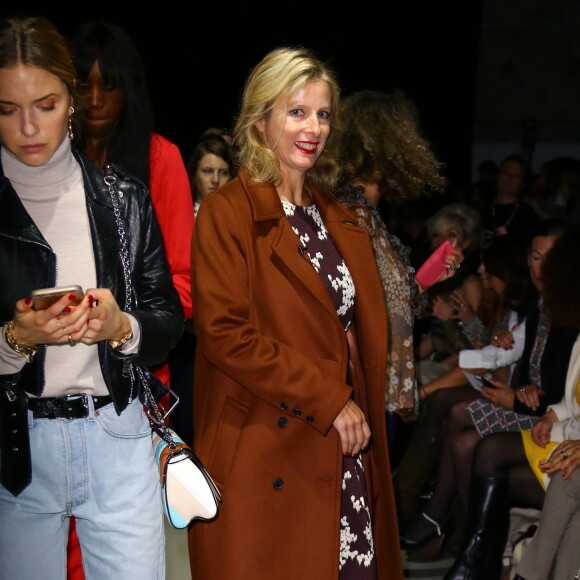 Karin Viard assiste au défilé Paul & Joe (collection prêt-à-porter printemps-été 2016) au Palais de Tokyo. Paris, le 6 octobre 2015.