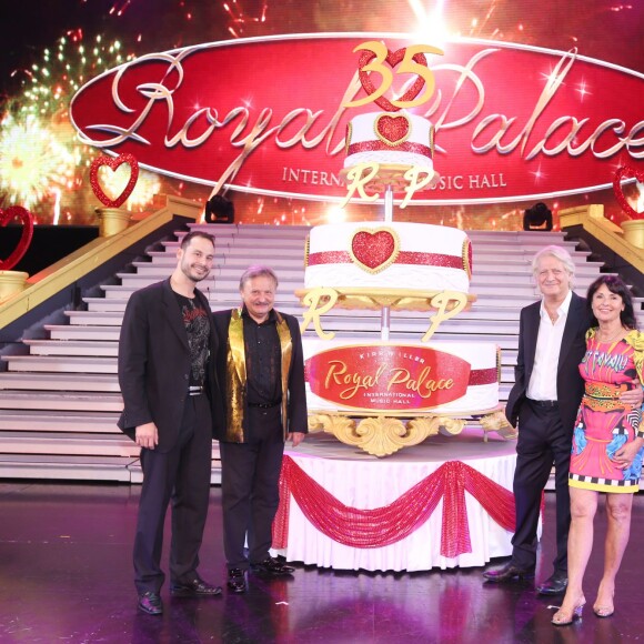 Exclusif - Mathieu et son père Pierre Meyer, Patrick Sébastien et Cathy Meyer - Le Cabaret Alsacien "Le Royal Palace" lance son nouveau spectacle "Imagine" à l'occasion de ses 35 ans le 24 septembre 2015 à Kirrwiller.