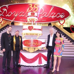 Exclusif - Mathieu et son père Pierre Meyer, Patrick Sébastien et Cathy Meyer - Le Cabaret Alsacien "Le Royal Palace" lance son nouveau spectacle "Imagine" à l'occasion de ses 35 ans le 24 septembre 2015 à Kirrwiller.