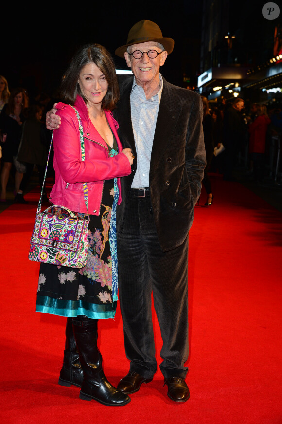 John Hurt et sa femme Anwen Rees-Myers - Première du film "Les Suffragettes" à l'Odéon Leicester Square à Londres le 7 octobre 2015.