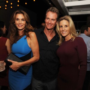 Cindy Crawford, Anthony Shriver et Stephanie Coffey lors de la soirée de lancement du livre Becoming, à Miami. Le 8 octobre 2015