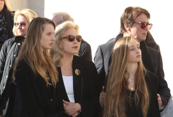 Sylvie Vartan, son mari Tony Scotti et ses petites filles Ilona et Emma - Obsèques de Michel Pastor en l'église Saint-Charles à Monaco le 6 février 2014