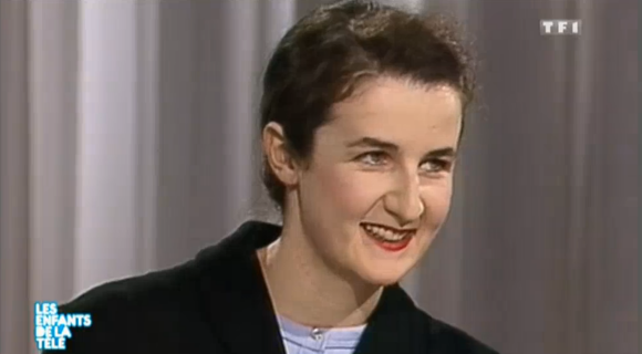 Valérie Lemercier se revoyant en 1989 dans Les enfants de la télé sur TF1, le 10 octobre 2015.