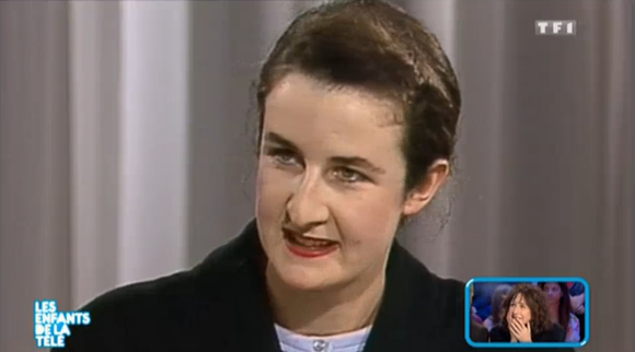 Valérie Lemercier se revoyant très timide en 1989 dans Les enfants de la télé sur TF1, le 10 octobre 2015.