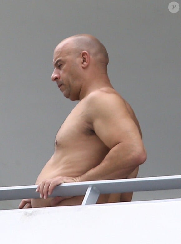 Vin Diesel beaucoup moins athlétique qu'avant sur le balcon d'un hôtel à Miami le 6 octobre 2015