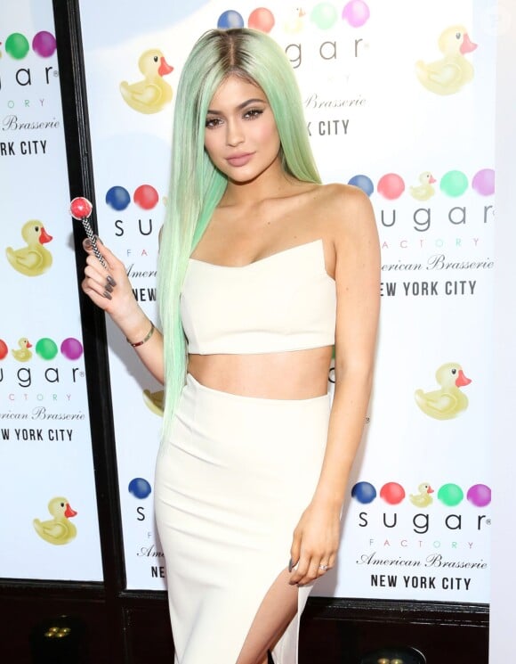 Kylie Jenner (les cheveux teints en vert) arrive à l'inauguration du "Sugar Factory American Brasserie" à New York. Le 16 septembre 2015