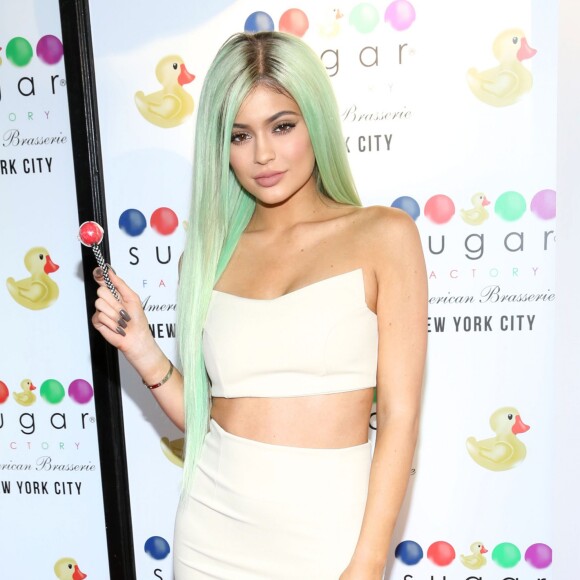 Kylie Jenner (les cheveux teints en vert) arrive à l'inauguration du "Sugar Factory American Brasserie" à New York. Le 16 septembre 2015