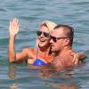 Amélie Neten et son compagnon Philippe Leonard (ex-footballeur) en vacances à la plage l'Eden à Saint-Tropez, le 11 août 2015.
