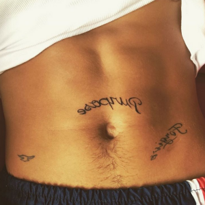 Justin Bieber s'est fait tatouer le titre de son nouvel album au dessus du nombril / photo postée sur le compte Instagram du chanteur.