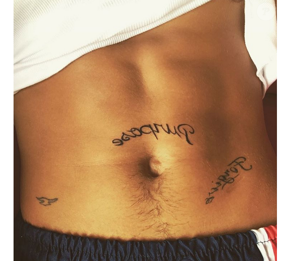 Justin Bieber s'est fait tatouer le titre de son nouvel album au dessus du nombril / photo postée sur le compte Instagram du chanteur.