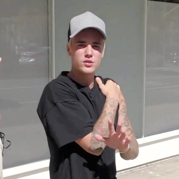 Justin Bieber (après la publication dans la presse des photos le montrant nu en polynésie) et Hailey Baldwin à Beverly Hills le 7 octobre 2015