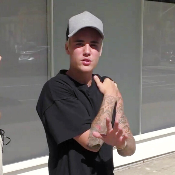 Justin Bieber (après la publication dans la presse des photos le montrant nu en polynésie) et Hailey Baldwin à Beverly Hills le 7 octobre 2015