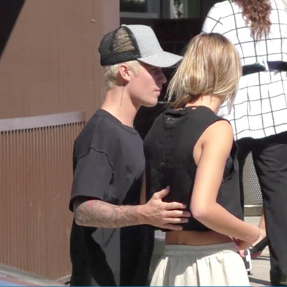 Justin Bieber (après la publication dans la presse des photos le montrant nu en polynésie) et Hailey Baldwin à Beverly Hills le 7 octobre 2015