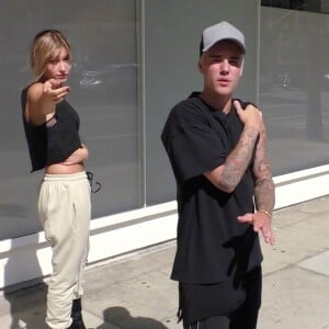 Justin Bieber (après la publication dans la presse des photos le montrant nu en polynésie) et Hailey Baldwin à Beverly Hills le 7 octobre 2015