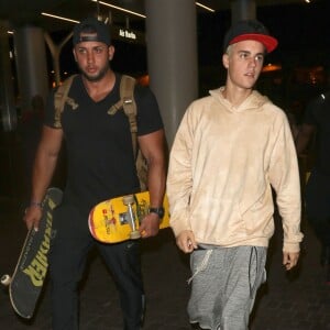 Justin Bieber prend un vol à l'aéroport de Los Angeles le 25 septembre 2015.