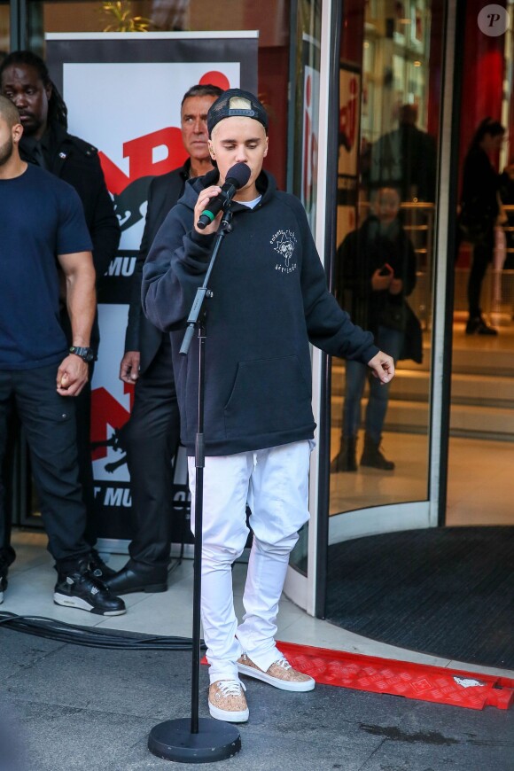 Justin Bieber, en promotion à Paris, chante devant les locaux de NRJ à Paris le 16 septembre 2015.