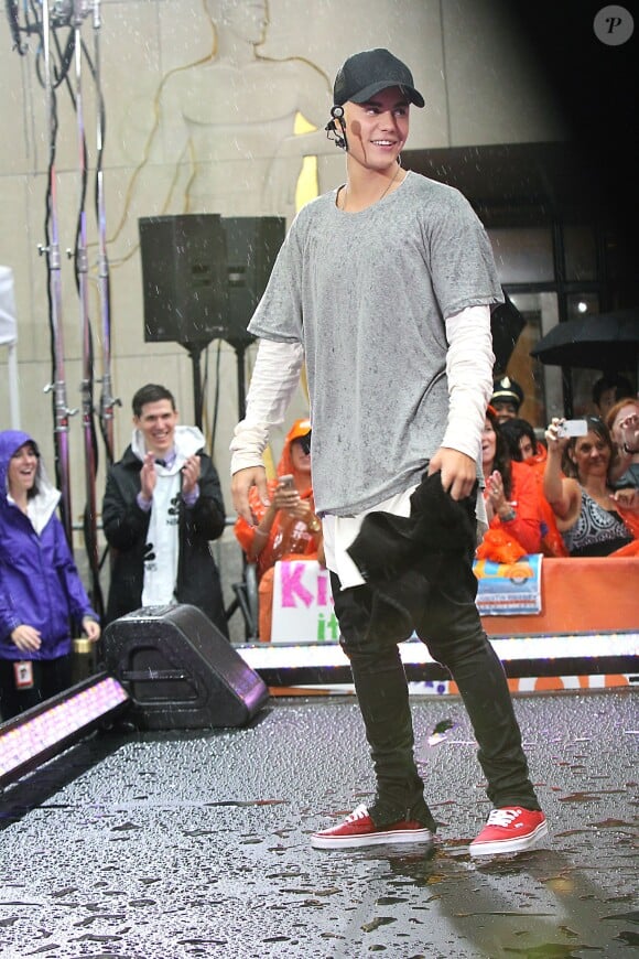 Justin Bieber (cheveux blonds platine) donne un concert sur le plateau de l'émission "Today Show" au Rockefeller Center à New York, le 10 septembre 2015.