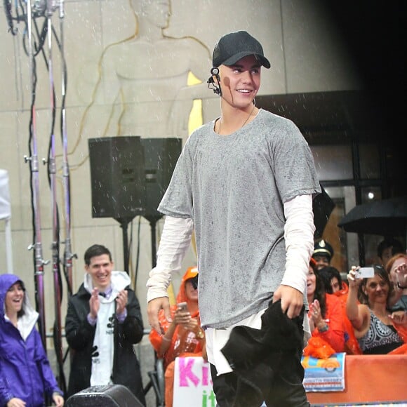 Justin Bieber (cheveux blonds platine) donne un concert sur le plateau de l'émission "Today Show" au Rockefeller Center à New York, le 10 septembre 2015.