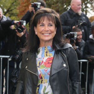 Anne Sinclair arrive au défilé de Chanel, collection prêt-à-porter printemps-été 2016, à Paris le 6 octobre 2015.